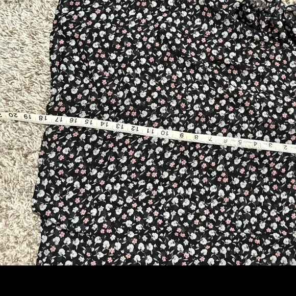 4 for $20 SALE! Black flowy sheer blouse with tie back Size L - Picture 4 of 4